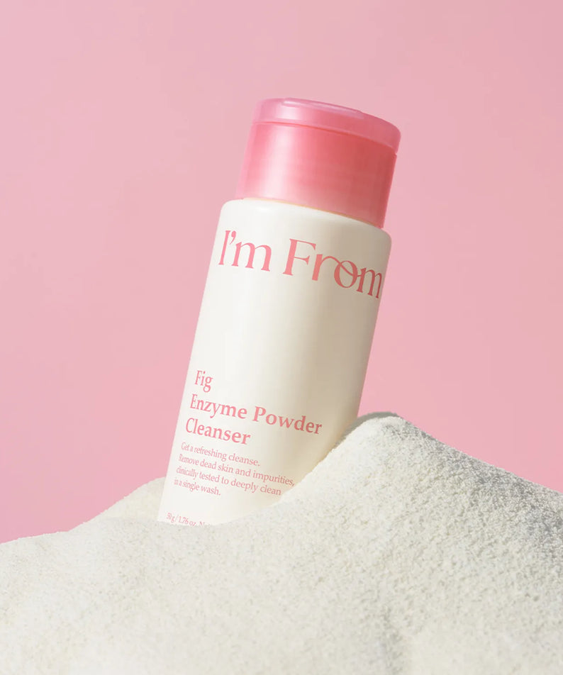 I'M FROM Fig Enzyme Powder Cleanser 50g sur fond rose, nettoyant visage doux pour tous types de peau, contrôle des impuretés.