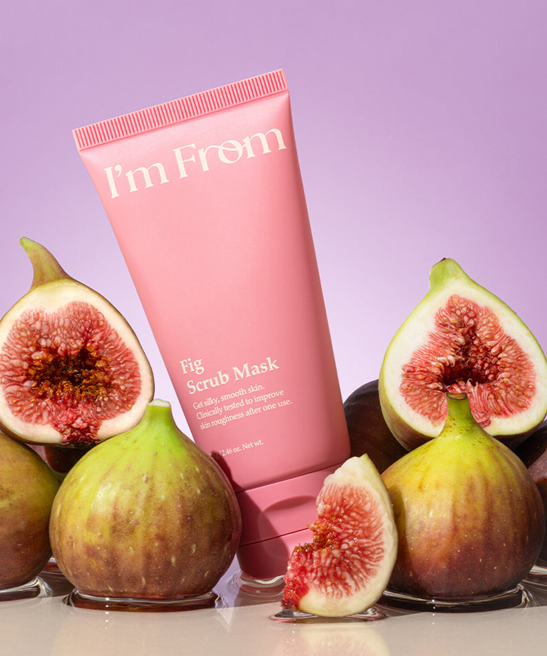 Masque exfoliant à base de figues I'M FROM Fig Scrub Mask entouré de figues fraîches, idéal pour exfolier en douceur la peau du visage.