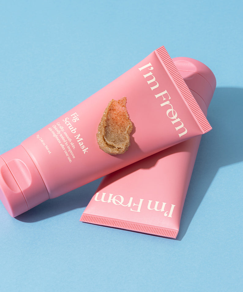 Masque exfoliant I'M FROM Fig Scrub Mask sur fond bleu, emballage rose, soin visage aux figues.