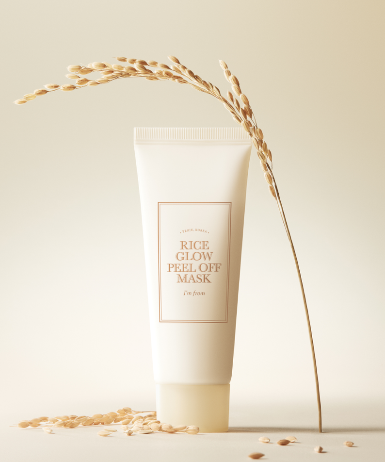 Tube de I'M FROM Rice Glow Peel Off Mask 70g sur fond beige avec épis de riz.