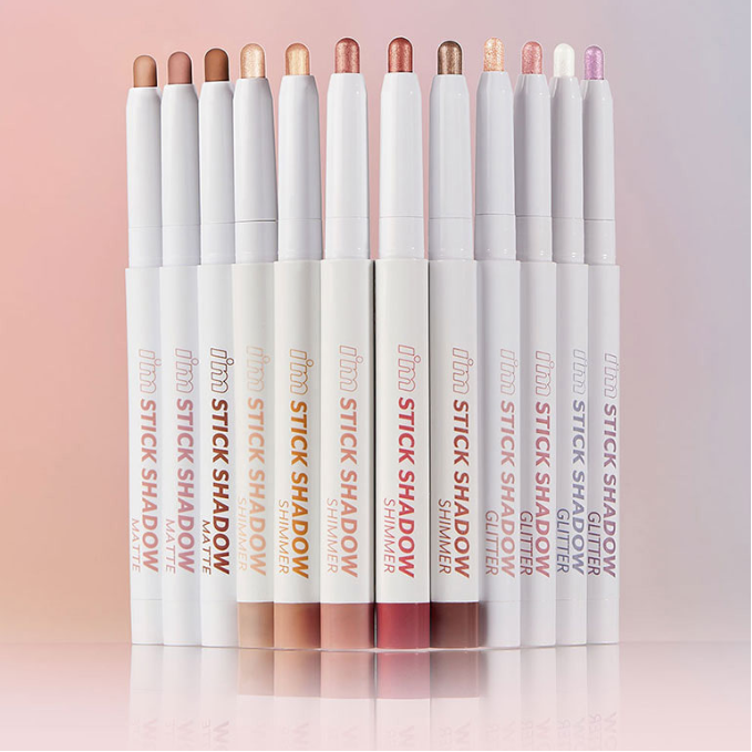 I'M MEME I'm Stick Shadow Series (Matte/Shimmer/Glitter) : crayons ombre à paupières, vue produit sur fond rose clair.