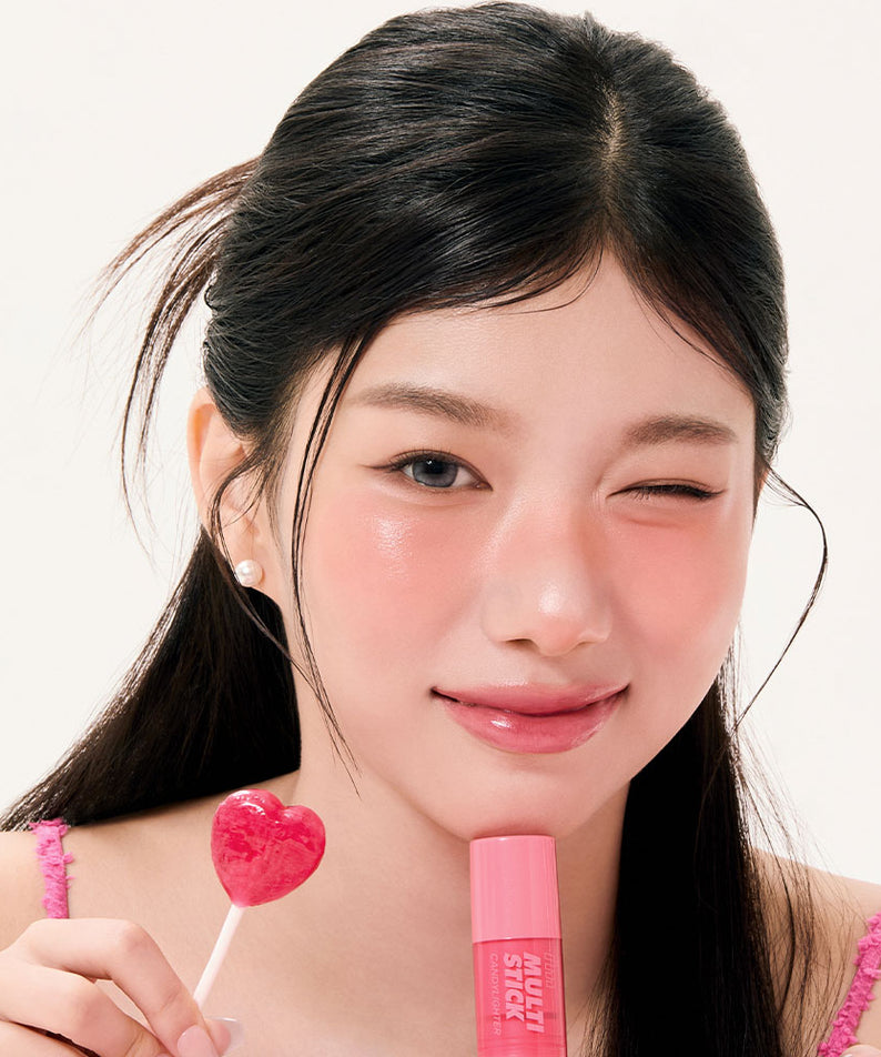 I'M MEME Multi-Stick Candy Lighter, marque I'M MEME : jeune femme souriante tient un bâton rosé et un bonbon