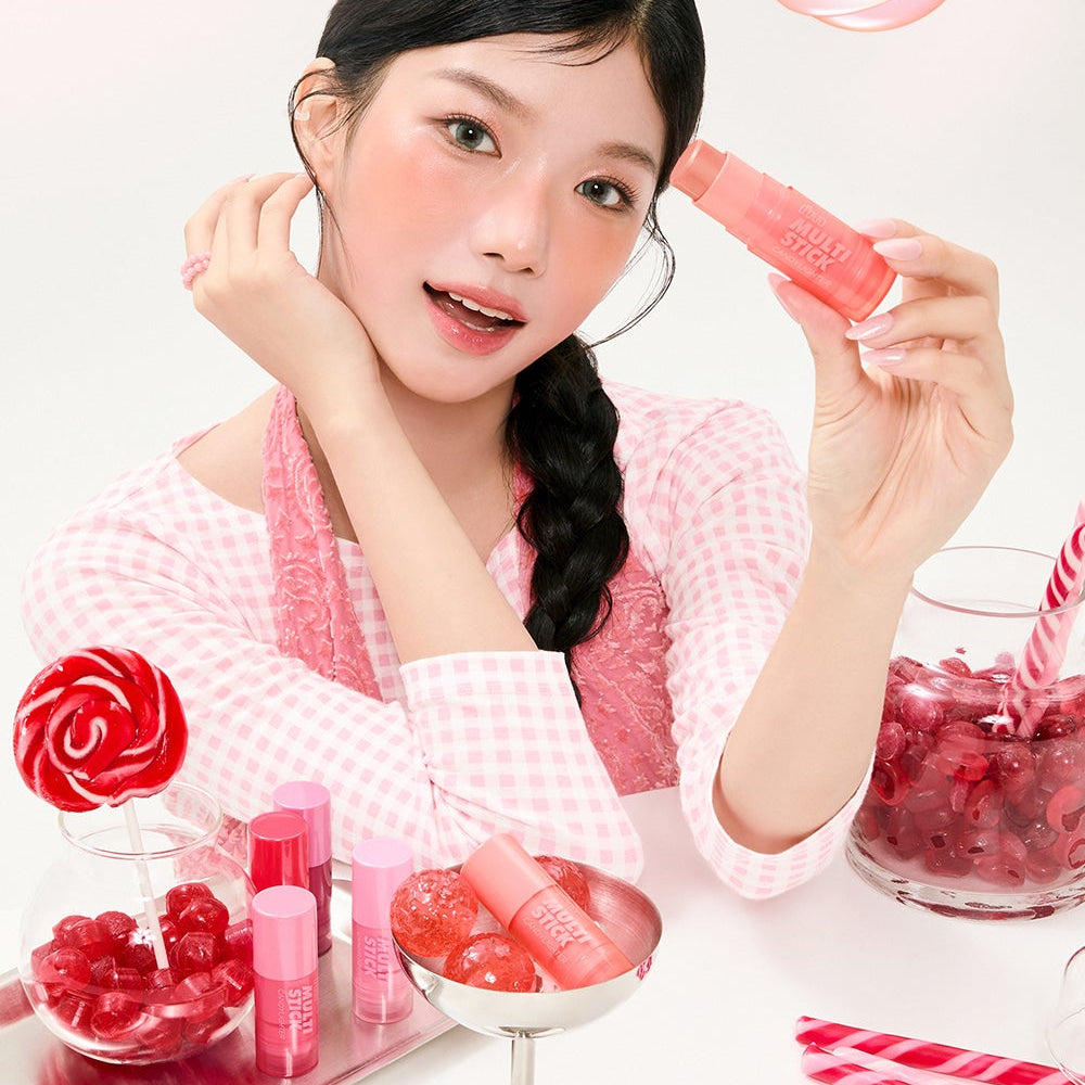 I'M MEME Multi-Stick Candy Lighter, marque I'M MEME : femme en photo avec sticks roses, bonbons et décor sucré