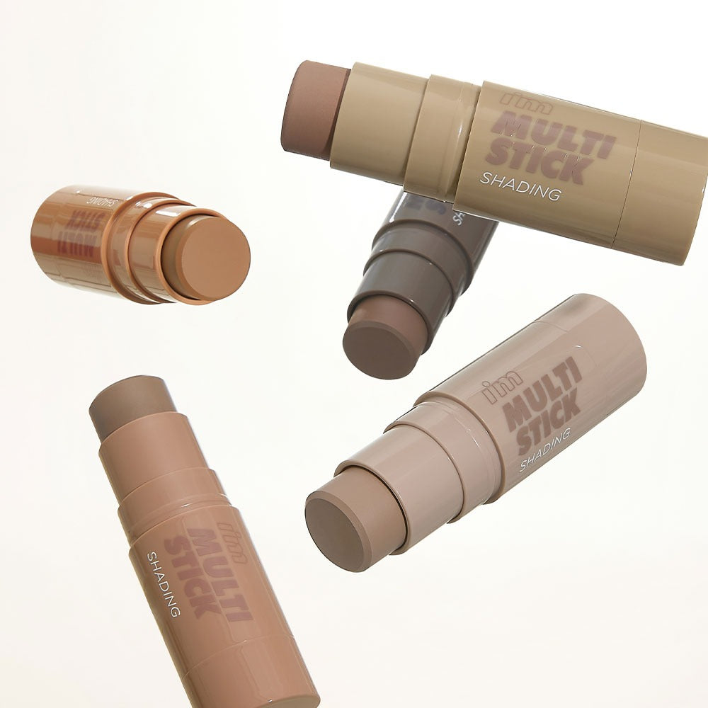 I'M MEME  Multi Stick (Shading/Highlighter/Blusher) : sticks make-up de la marque, contexte visuel sur fond clair
