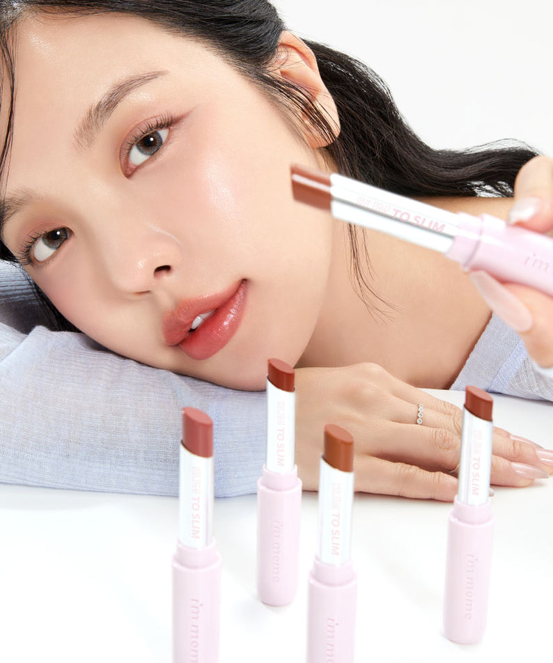 IM MEME Slim to Slim Hyaluronic Gloss Fit Lipstick, femme montrant la texture du produit, maquillage élégant et hydratant en France.