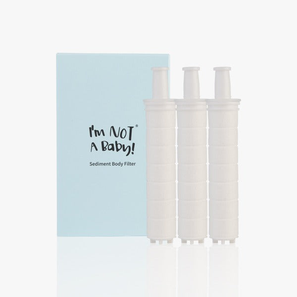 I'M NOT BABY Double Filter Shower Cediminter Body Filter, cartouche de douche double filtre, marque I'M NOT BABY sur fond clair