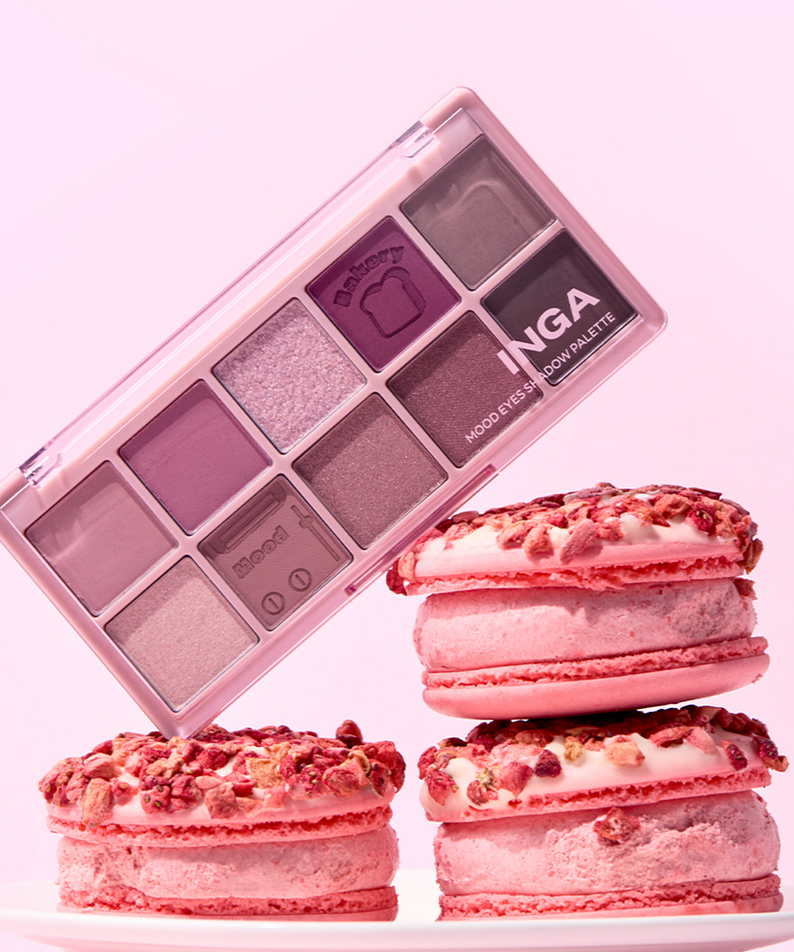INGA Mood Eyes Shadow Palette INGA, palette maquillage sur fond rose, visuel gourmand avec pièces de gâteau décoratif