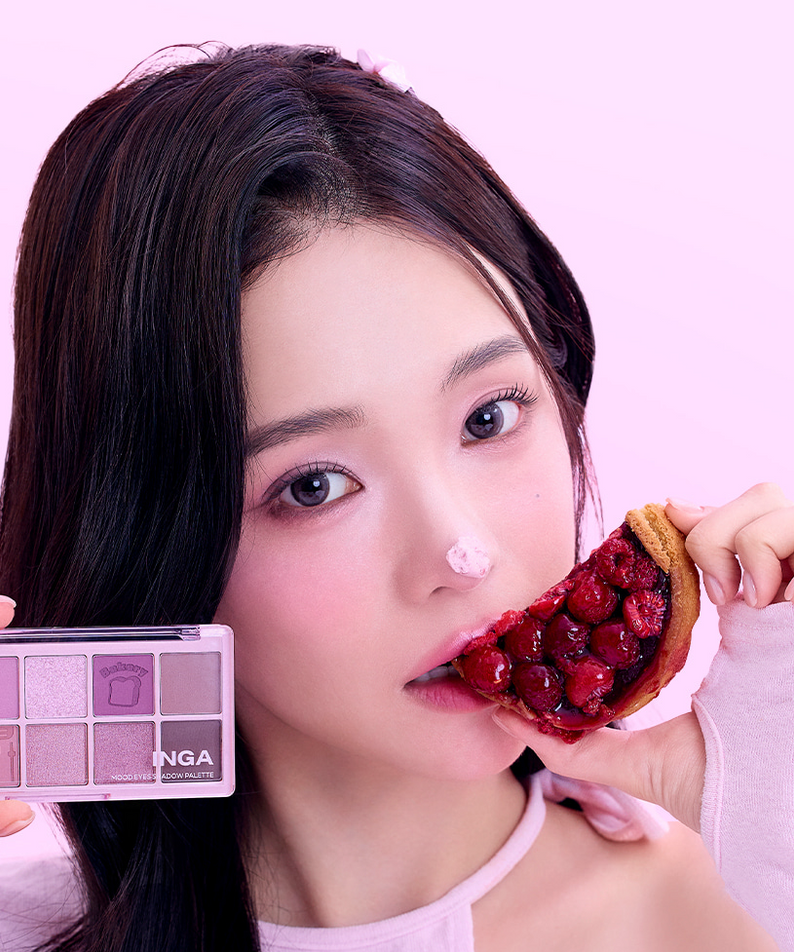 INGA Mood Eyes Shadow Palette, marque INGA : jeune femme maquillée tenant la palette et une tarte aux cerises, fond rose.