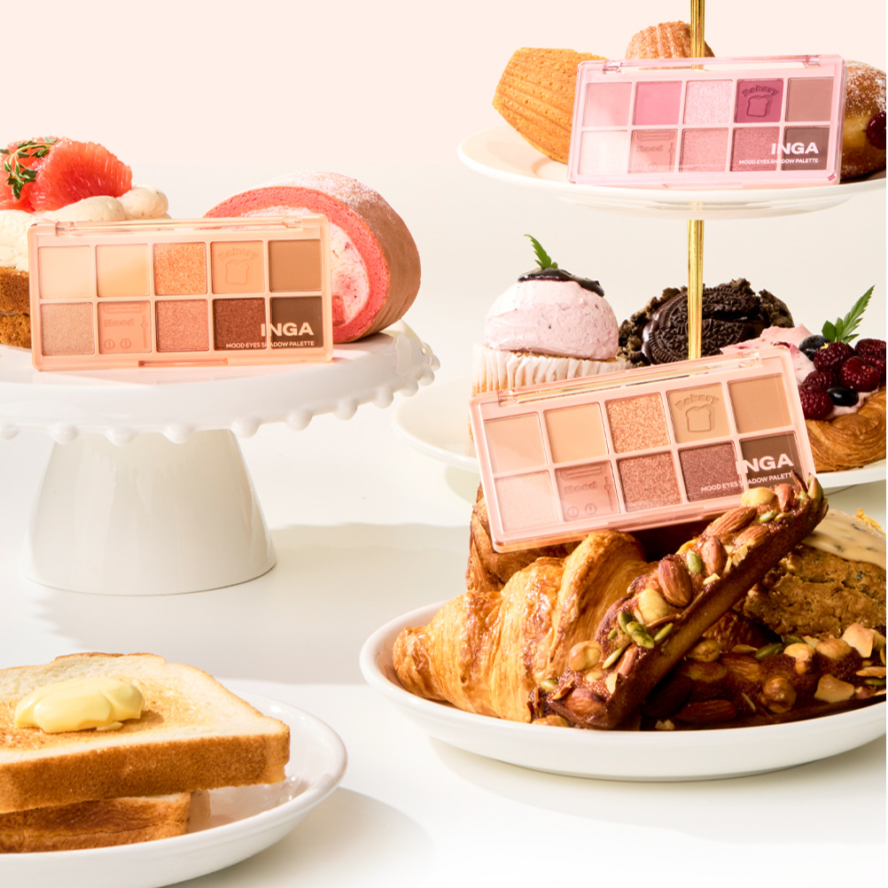 INGA Mood Eyes Shadow Palette INGA sur présentoir pâtisseries, maquillage yeux assorti en décor gourmand.