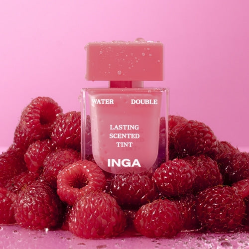 INGA Water Double Lasting Scented Tint 4.3g de marque INGA sur fond rose, entouré de framboises visibles.