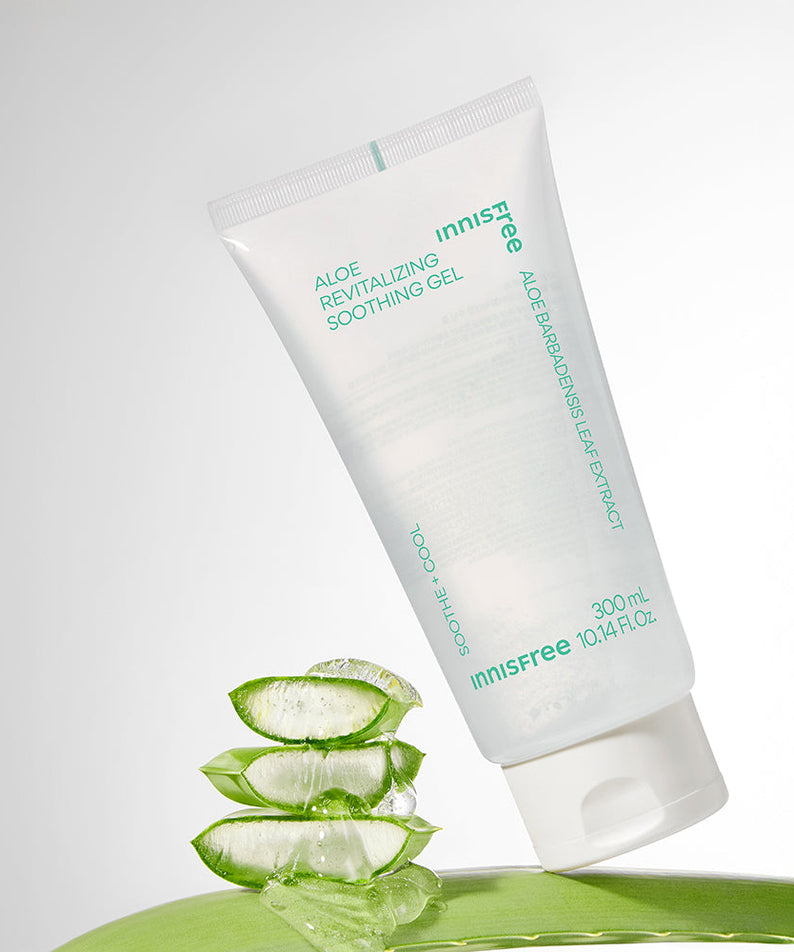 INNISFREE Aloe Revitalizing Soothing Gel 300ml, tube de gel apaisant sur fond blanc, avec feuilles d’aloe vera.