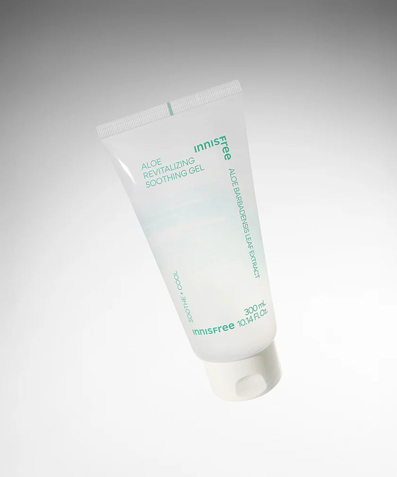 INNISFREE Aloe Revitalizing Soothing Gel 300ml, tube de soin à l’aloe vera sur fond clair, marque Innisfree