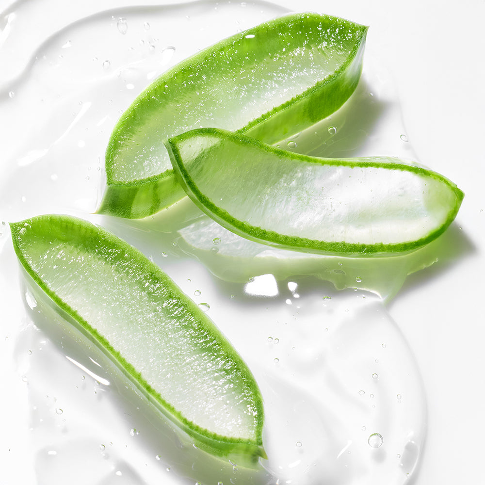 INNISFREE Aloe Revitalizing Soothing Gel 300ml : gel apaisant à l’aloe vera, photo sur fond blanc avec feuilles vertes.