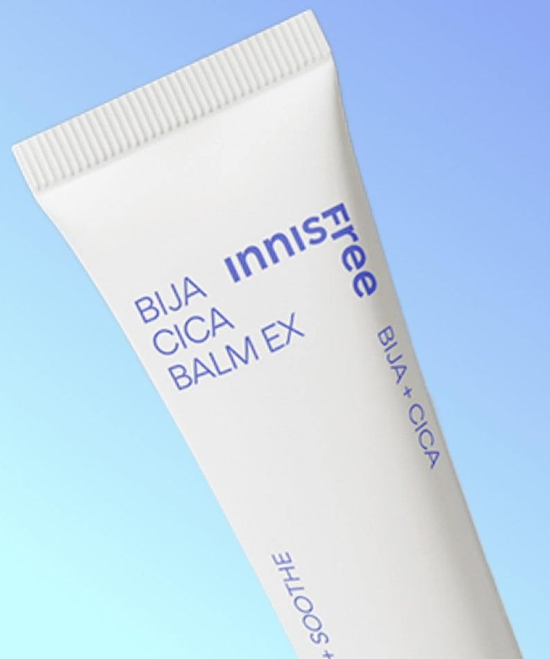 INNISFREE Bija Cica Balm Ex sur fond de dégradé bleu, soin apaisant pour la peau