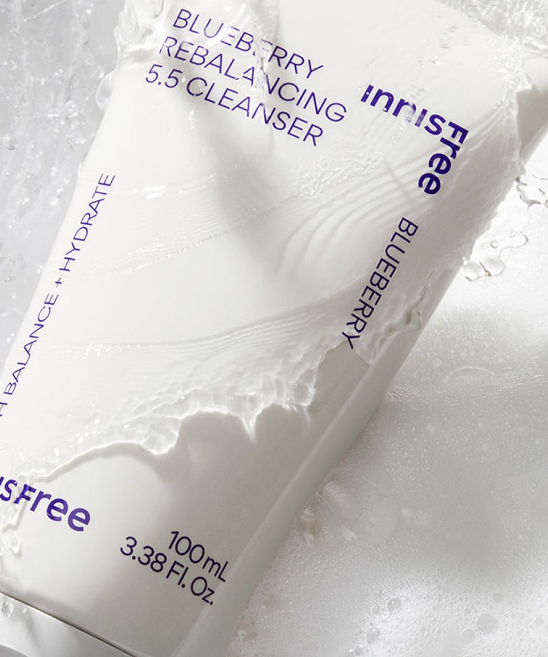 INNISFREE Blueberry Rebalancing 5.5 Cleanser sur fond de bulles, 100ml