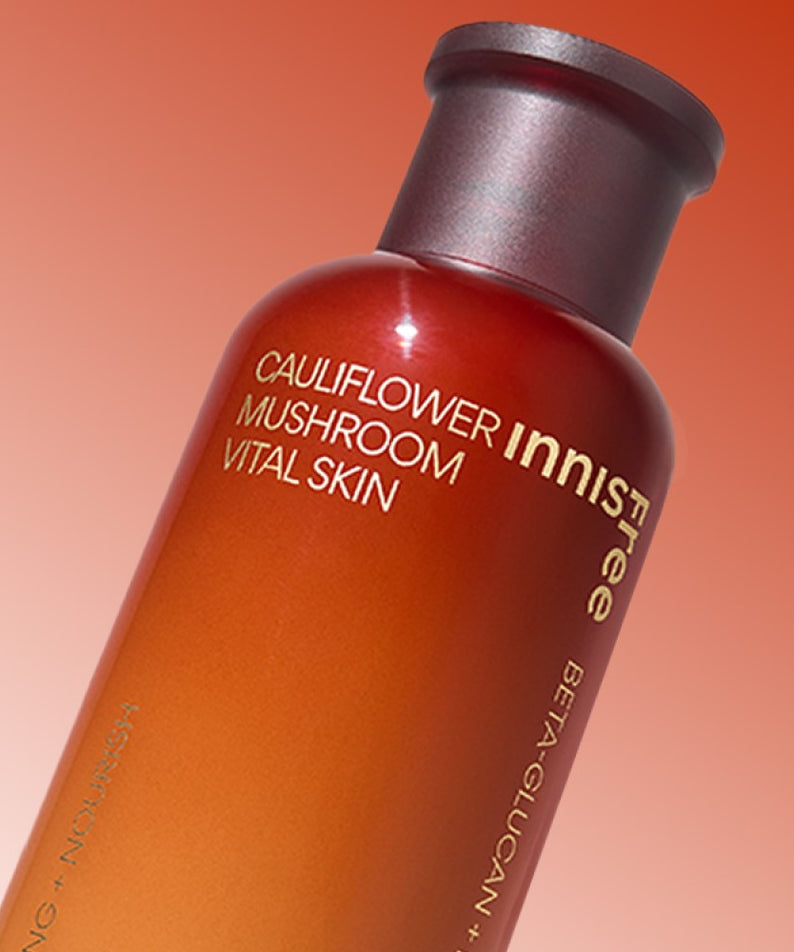 INNISFREE Cauliflower Mushroom Vital Skin 200ml en gros plan, flacon rouge-brun sur fond graduel, produit de soin de la peau puissant et naturel.
