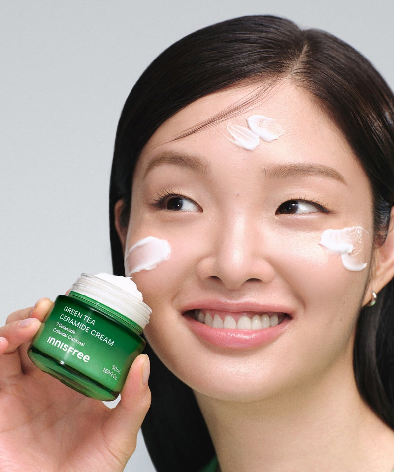 INNISFREE Green Tea Ceramide Cream 50ml : pot vert INNISFREE tenu par une femme, peau hydratée, contexte studio