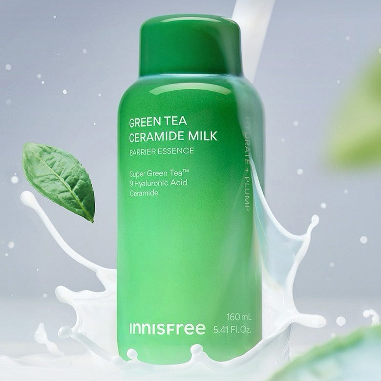 INNISFREE Green Tea Ceramide Milk Essence 160ml, flacon vert sur fond bleu avec feuilles et éclaboussures de lait