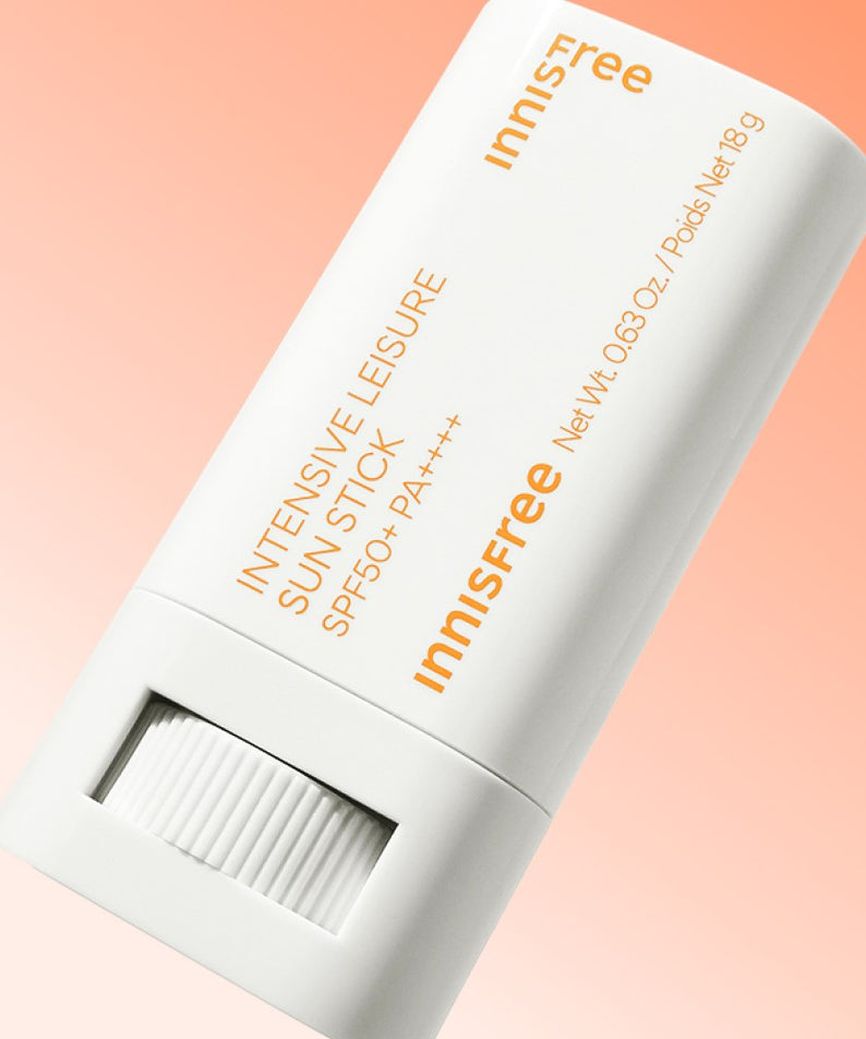 Stick solaire INNISFREE Intensive Leisure Sun Stick SPF50+ PA++++ 18g sur fond dégradé orange.