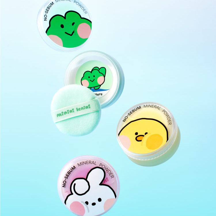 INNISFREE No Sebum Mineral Powder (5g) : boîte et poudre sur fond bleu ciel, style cosmétique, marque Innisfree