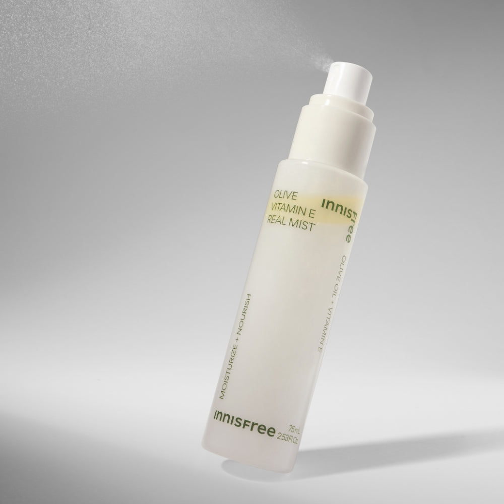 INNISFREE Olive Vitamin E Real Oil Mist 75ml en spray, sur fond blanc minimaliste, flacon de la marque INNISFREE.