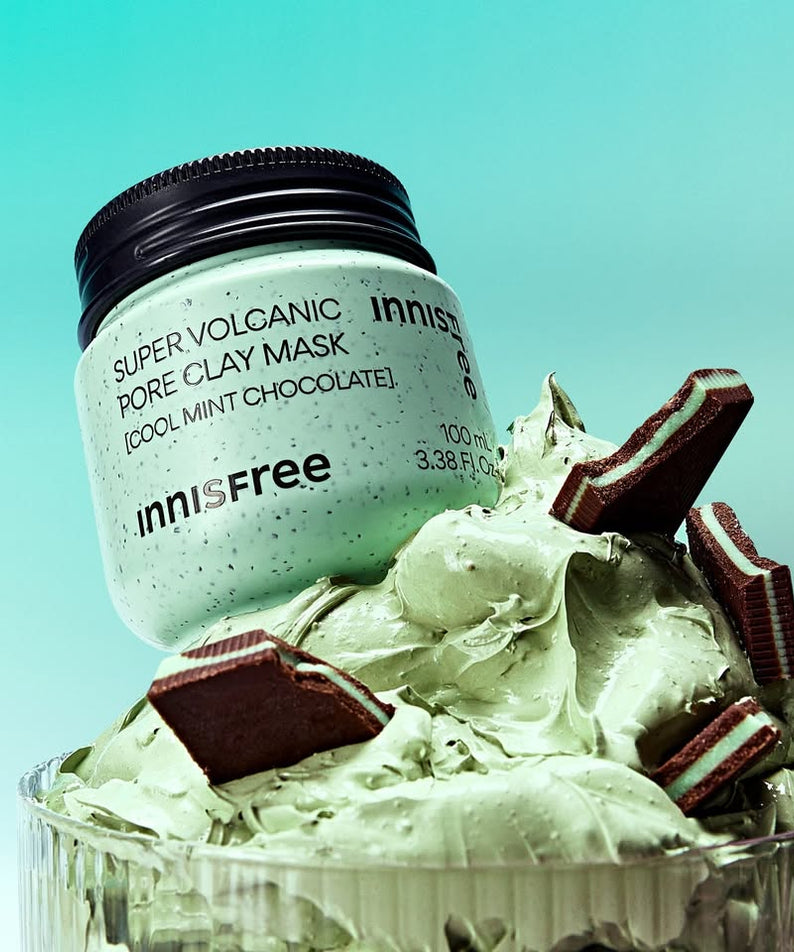 INNISFREE Super Volcanic Pore Clay Mask #Cool Mint Chocolate 100ml, pot de marque Innisfree sur crème verte et chocolat, fond turquoise