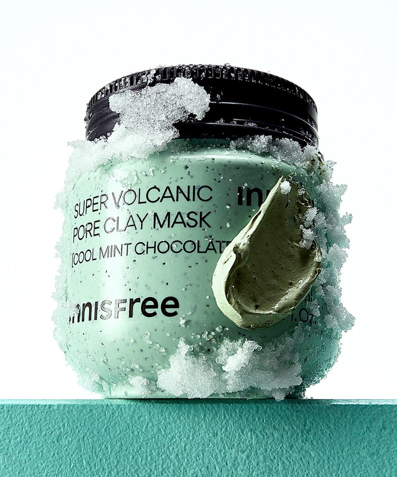 INNISFREE Super Volcanic Pore Clay Mask #Cool Mint Chocolate 100ml, pot de masque à l’extrait vert menthe-chocolat sur fond turquoise