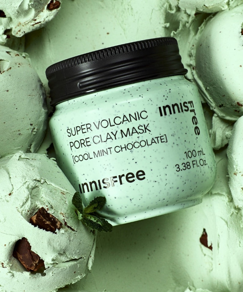 INNISFREE Super Volcanic Pore Clay Mask #Cool Mint Chocolate 100ml, pot vert menthe sur fond texture cireux.