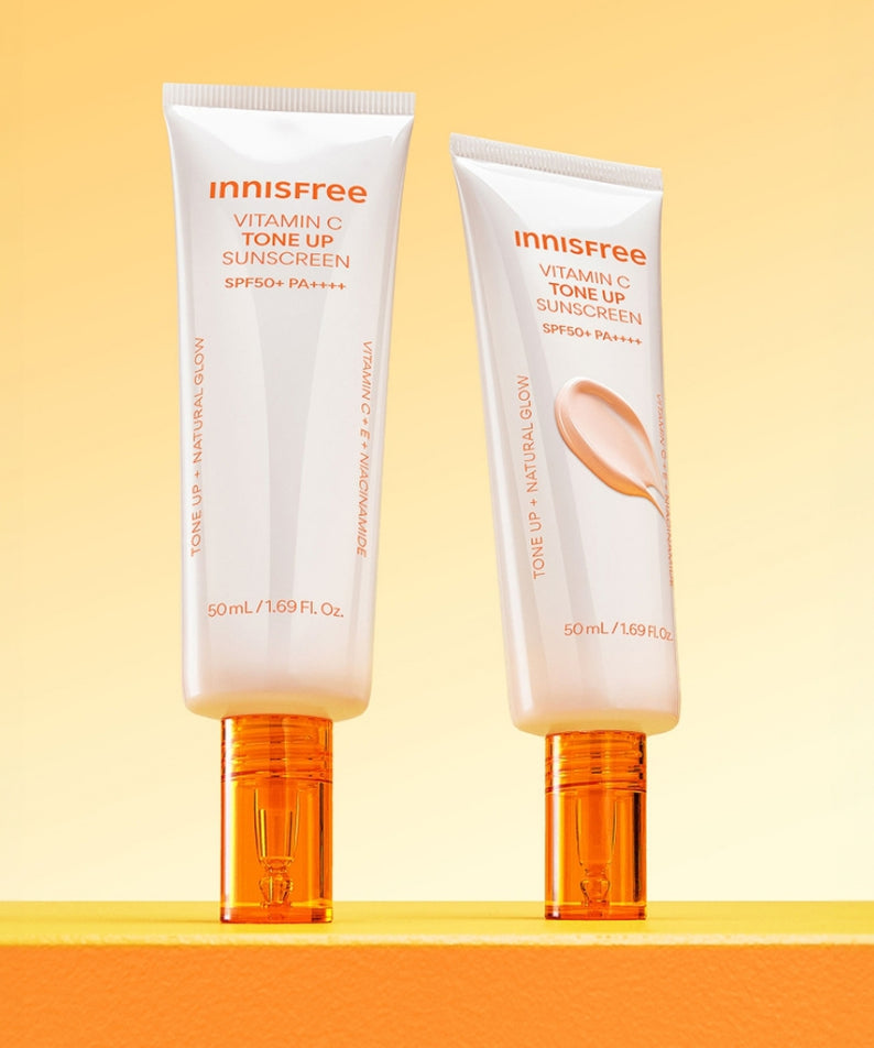 INNISFREE Vita C Spot Tone Up Sunscreen SPF50+/PA++++ 50ml, crème solaire Innisfree sur fond jaune ensoleillé.