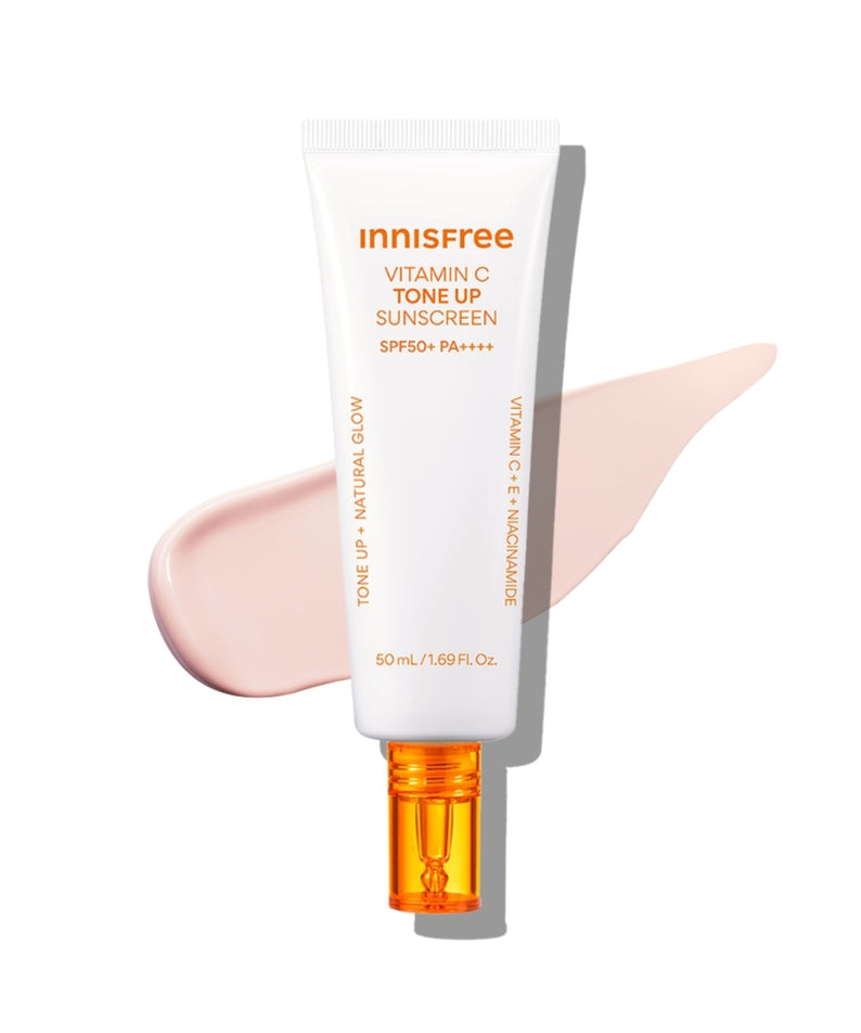 INNISFREE Vita C Spot Tone Up Sunscreen SPF50+/PA++++ 50ml, tube crème solaire sur fond blanc, éclat peau.