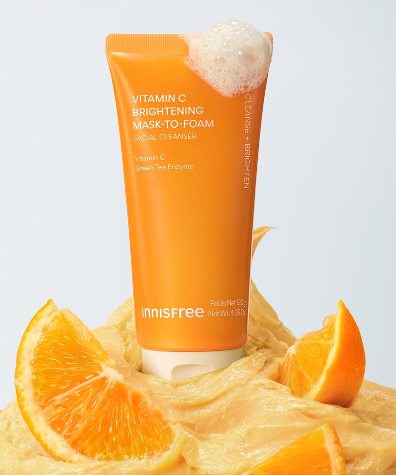 INNISFREE Vitamin C Brightening Pack-to-Foam 120g, tube orange sur fond clair avec agrumes et mousse