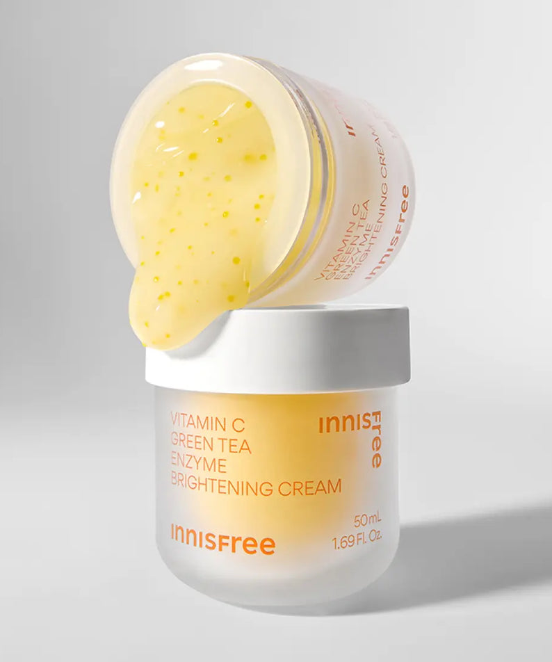 INNISFREE Vitamin C Enzyme Brightening Cream 50ml, pot ouvert, crème jaune vitaminée sur fond clair, marque Innisfree.