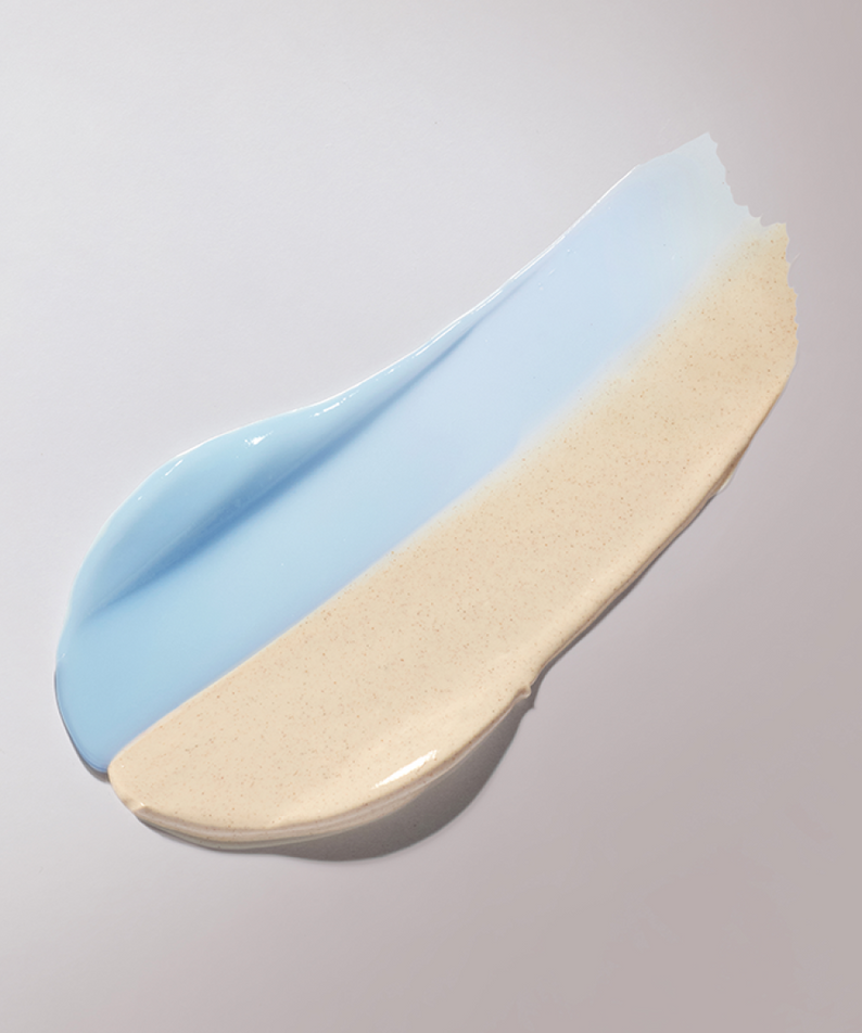 Texture de INNISFREE Volcanic Pore Dual Mask 110ml sur fond neutre, mélange crème et bleu, soin visage