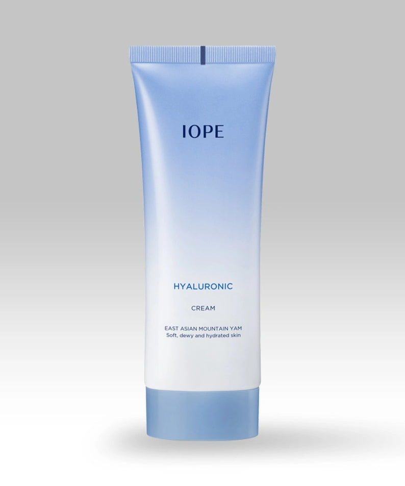 IOPE Hyaluronic Cream 100ml : tube bleu clair sur fond clair, crème hydratante à l’acide hyaluronique, marque IOPE.
