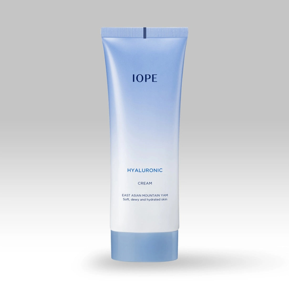 IOPE Hyaluronic Cream 100ml : tube bleu clair sur fond clair, crème hydratante à l’acide hyaluronique, marque IOPE.