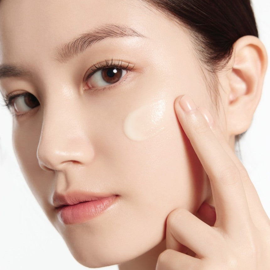 Modèle visage appliquant IOPE Retinol Expert 0.1% Wrinkle Corrector 30ml Set, peau lissée, marque IOPE, fond clair.