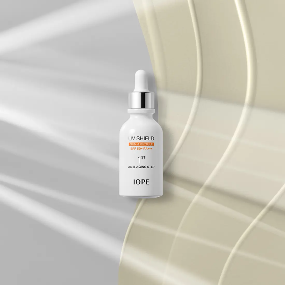 IOPE UV Sheild Sun Ampoule SPF 50+PA+++ 40ml, flacon sérum anti-âge, sur décor lumineux abstrait, ambiance soins beauté