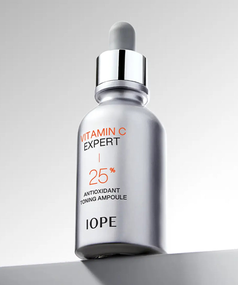 Flacon élégant de IOPE Vitamin C Expert 25% Toning Ampoule 23ml sur fond gris, puissant sérum à la vitamine C pour une peau éclatante.