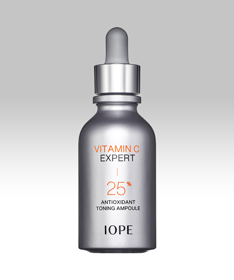 Flacon de IOPE Vitamin C Expert 25% Toning Ampoule 23ml sur fond blanc, produit soin de peau puissant.