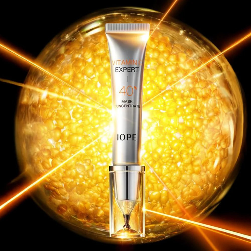 IOPE Vitamin C Expert 40% Mask Concentrate 15g, masque crème IOPE sur fond doré avec éclats lumineux