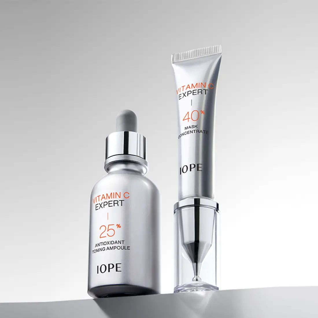 IOPE Vitamin C Expert 40% Mask Concentrate 15g, masque et ampoule Vitamin C sur fond blanc, présentés en studio.