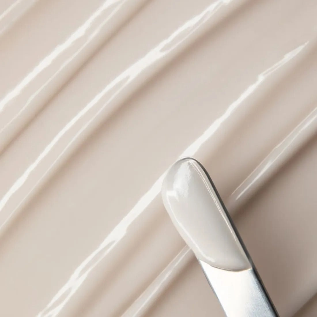 IOPE XMD Stem3 Clinical Recovery Cream 50ml, crème de récupération en présentation sur fond crème, marque IOPE, texture