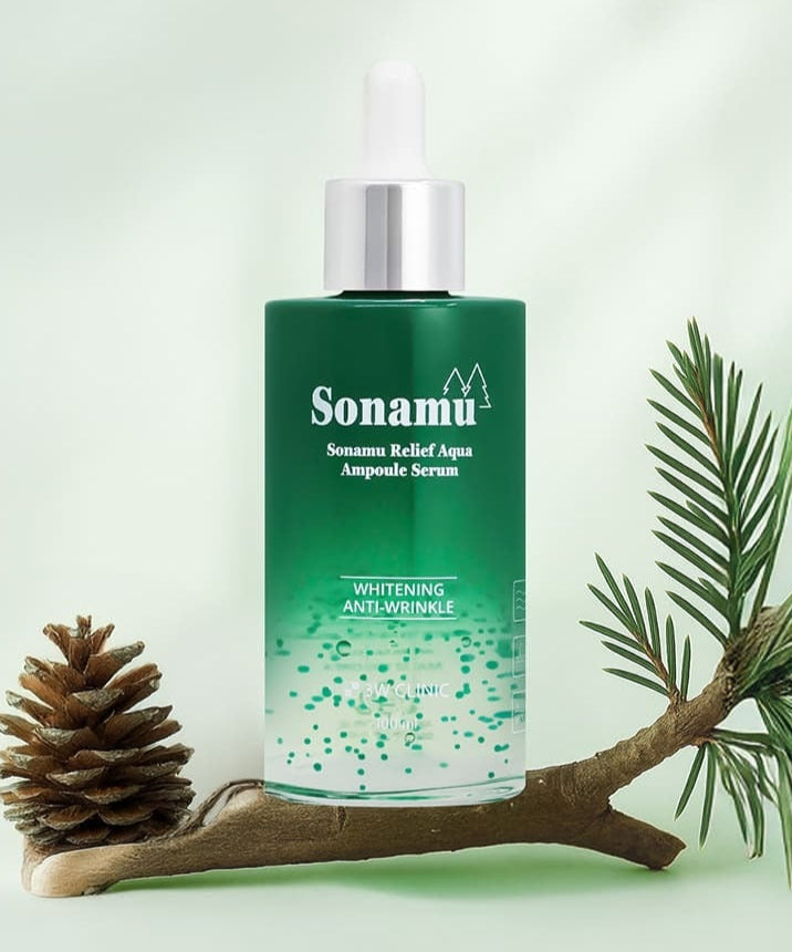 3W CLINIC Pine Relief Aqua Ampoule Serum 100ml sur fond de nature avec branches de pin, packaging vert élégant.