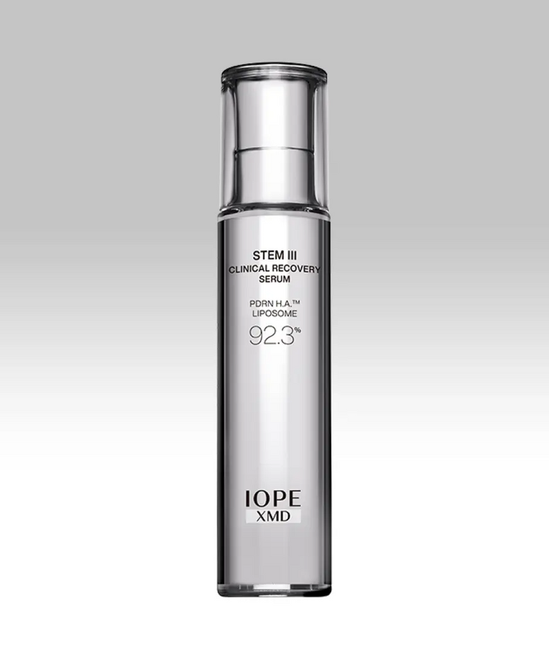 Flacon de IOPE XMD Stem3 Clinic Recoery Serum 50ml sur fond gris élégant.