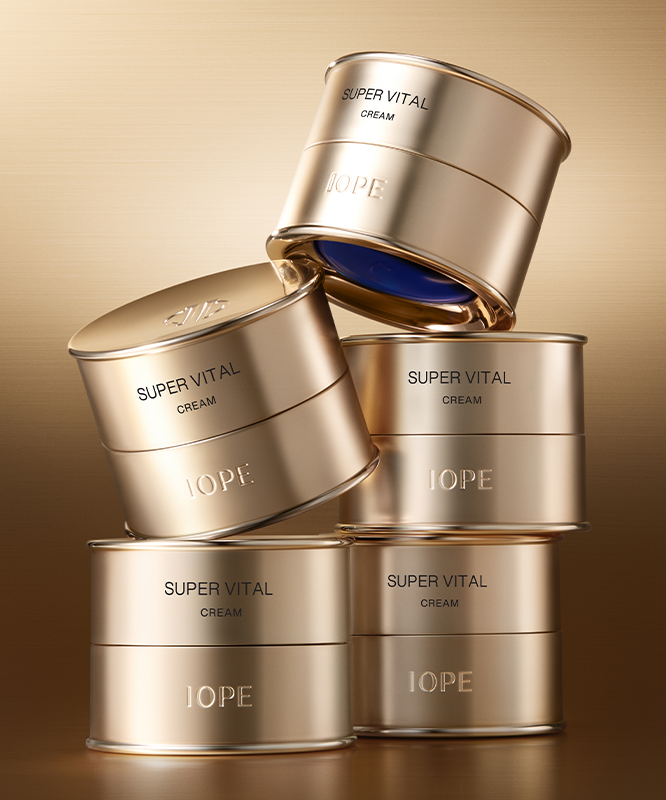 Empilement de pots élégants IOPE Super Vital Cream 50ml en or, affichant une texture luxueuse pour soins de la peau en profondeur.