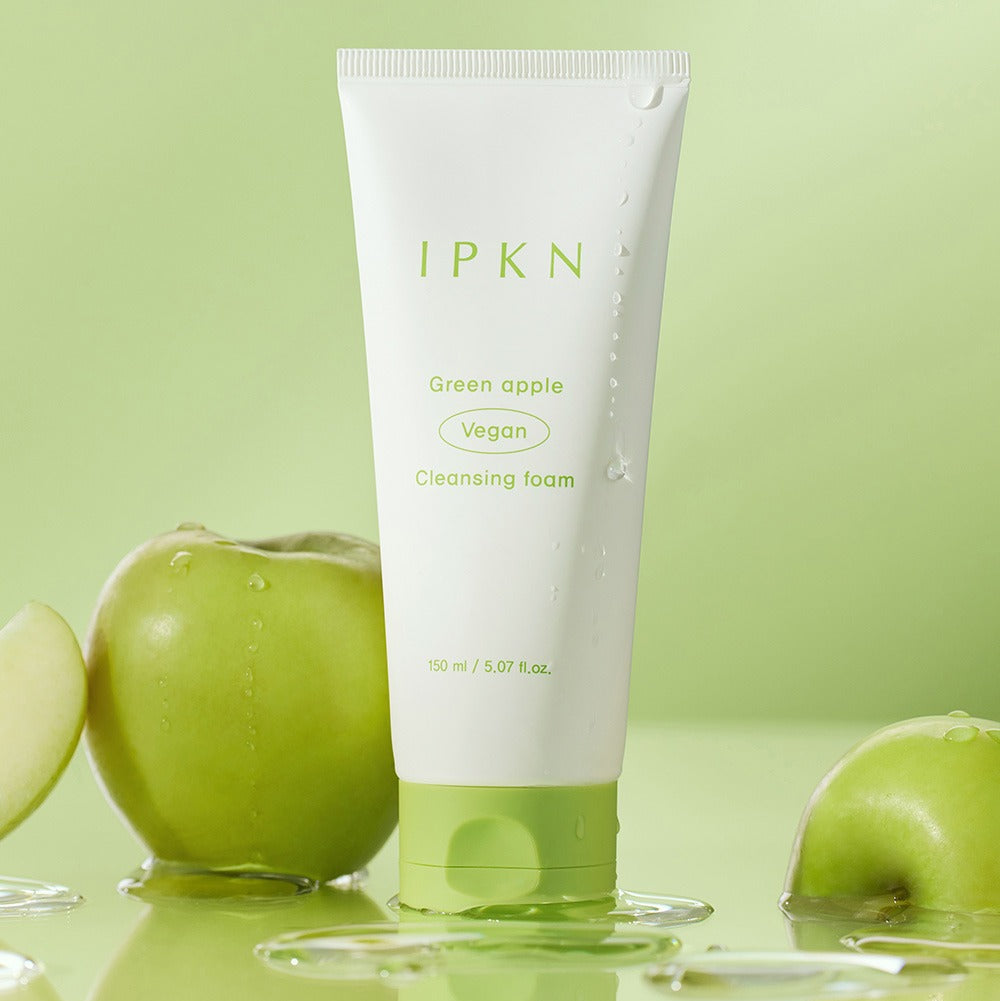 IPKN Green Apple Vegan Cleansing Foam 150ml, tube vert sur fond vert avec pommes et éclaboussures d’eau, IPKN