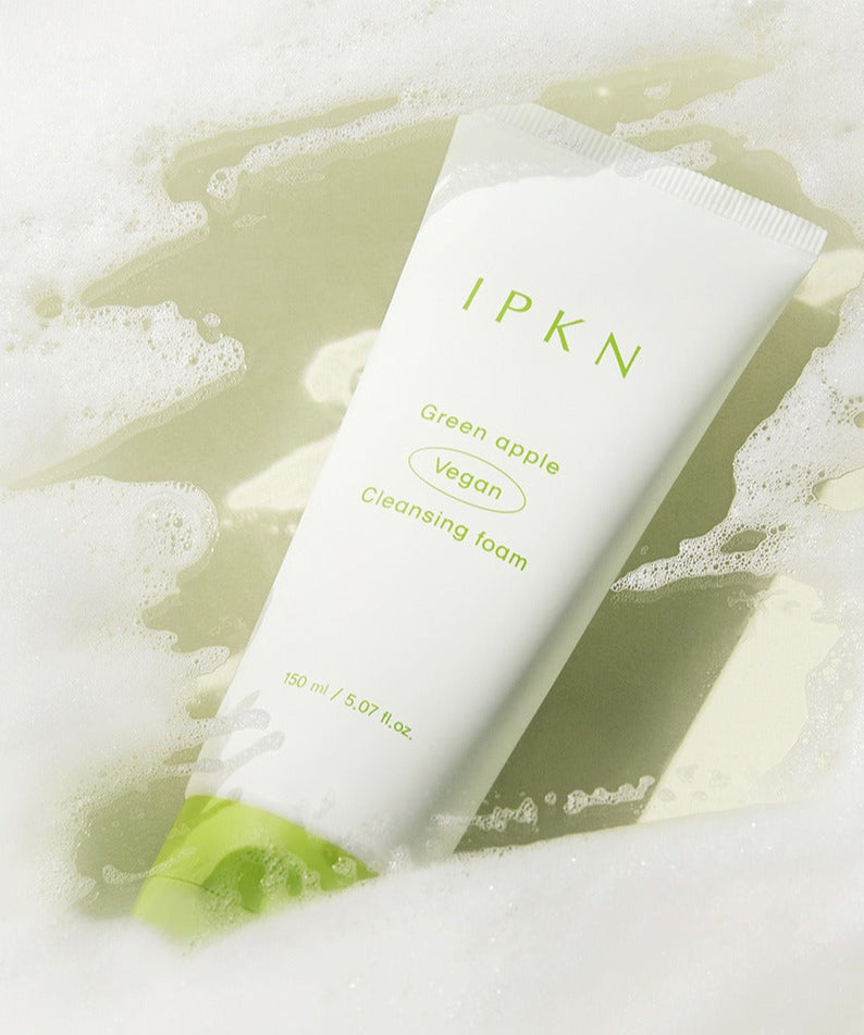 IPKN Green Apple Vegan Cleansing Foam 150ml de la marque IPKN : tube vert, mousse et eau, fond clair.