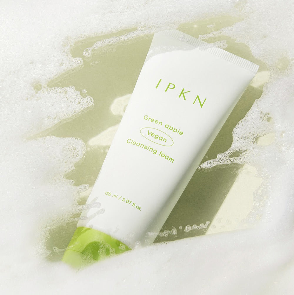 IPKN Green Apple Vegan Cleansing Foam 150ml de la marque IPKN : tube vert, mousse et eau, fond clair.