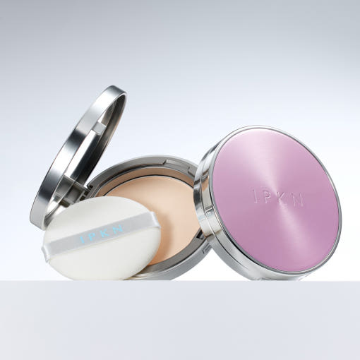 IPKN  Perfume Powder 12.5 Pack 15g : poudre parfumée dans un boîtier, couvercle rose, vue produit sur fond clair.