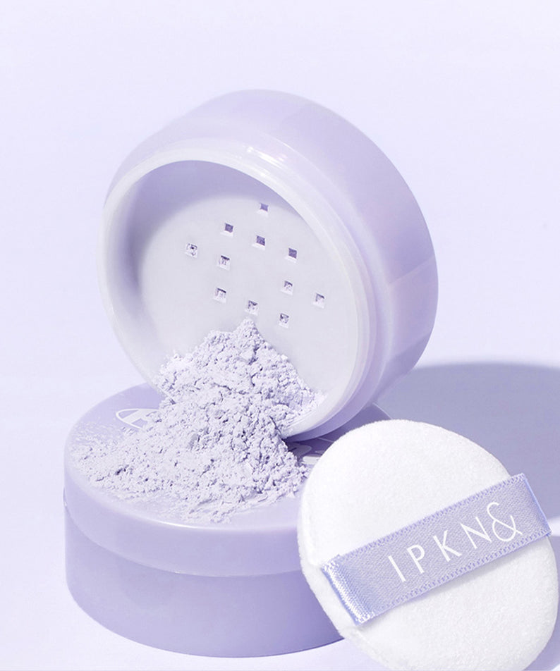 Poudre correctrice IPKN Personal Tone Correcting Powder (Lavender) pour une peau éclatante, packaging ouvert et houppette.